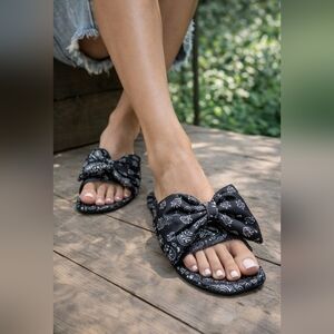 NWOT Liliana Bow Slides Size 7 1/2